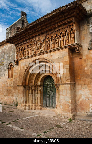 Hervorragendes Beispiel der romanischen Kirchenkunst aus einem kleinen Dorf namens Moarves de Ojeda in der Provinz Palencia Spanien Stockfoto