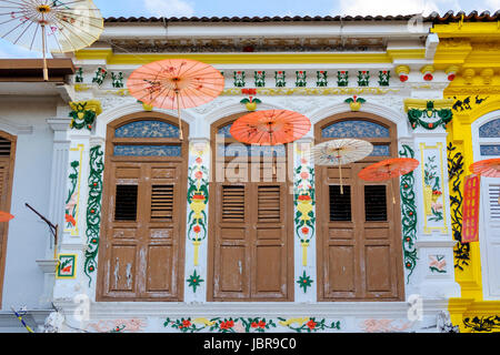 Typische Peranakan-Stil (Baba-Nyonya oder chinesische Straits) Fassade Mischelemente chinesische und koloniale Architektur, Melaka, Malaysia. Stockfoto