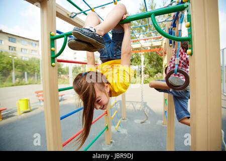 Porträt von kleinen Mädchen auf Spielplatz Stockfoto