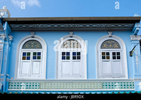 Typische Peranakan-Stil (Baba-Nyonya oder chinesische Straits) Fassade Mischelemente chinesische und koloniale Architektur, Melaka, Malaysia. Stockfoto