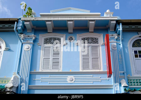 Typische Peranakan-Stil (Baba-Nyonya oder chinesische Straits) Fassade Mischelemente chinesische und koloniale Architektur, Melaka, Malaysia. Stockfoto