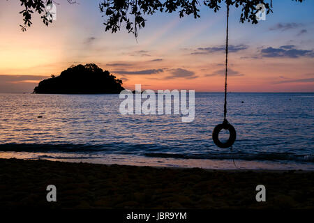 Ein Reifen schwingen bei Sonnenuntergang am Strand Teluk Nipah, Pangkor Island (Pulau Pangkor), Malaysia. Stockfoto