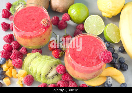 Gemischtes Frucht-Smoothie mit Himbeeren, Kiwi und Erdbeeren Stockfoto