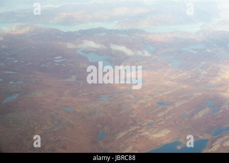 Landschaft von Grönland im Sommer mit Grundmoräne, felsige Oberfläche und Seen aus der Luft gesehen Stockfoto