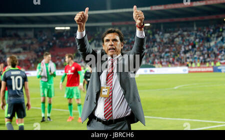 Belgrad. 11. Juni 2017. Wales Cheftrainer Chris Coleman Gesten Fans nach Gruppe D WM 2018 Qualifikation Fußball match zwischen Serbien und Wales in Belgrad am 11. Juni 2017. Das Spiel endete mit einem Unentschieden 1: 1. Bildnachweis: Predrag Milosavljevic/Xinhua/Alamy Live-Nachrichten Stockfoto