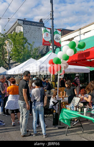 Vancouver, Kanada. 11. Juni 2017. Menschen entdecken Sie im Freien steht bei den italienischen Tag 2017 feiern auf Commercial Drive in Vancouver, British Columbia, Kanada. Das jährliche Straßenfest in Little Italy würdigt die Beiträge, die italienischen Einwanderer die Stadt Vancouver gemacht haben. Bildnachweis: John Mitchell/Alamy Live-Nachrichten Stockfoto