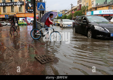 Guiyang, China Provinz Guizhou. 11. Juni 2017. Eine überflutete Straße sieht man im Weining County, Südwesten Chinas Provinz Guizhou, 11. Juni 2017. Starker Regen getroffen Guizhou seit Sonntag. Bildnachweis: He Huan/Xinhua/Alamy Live-Nachrichten Stockfoto