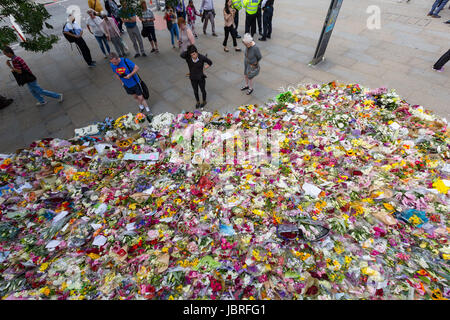 London, UK. 11. Juni 2017. Blumen werden von Mitgliedern der Öffentlichkeit in Gedenken an die Opfer der London Bridge und Borough Terror-Anschlag gelegt. Bildnachweis: Vickie Flores/Alamy Live-Nachrichten Stockfoto