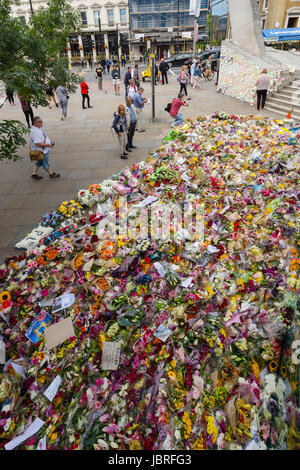 London, UK. 11. Juni 2017. Blumen und Botschaften der Unterstützung werden von Mitgliedern der Öffentlichkeit in Gedenken an die Opfer der London Bridge und Borough Terrorangriff verlegt. Bildnachweis: Vickie Flores/Alamy Live-Nachrichten Stockfoto