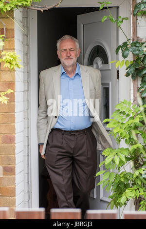 Islington, London, UK. 12. Juni 2017. Jeremy Corbyn, der Führer der Labour Party verlässt seine Heimat im Norden Londoner Stadtteil Islington. Bildnachweis: Peter Manning / Alamy Live News Stockfoto