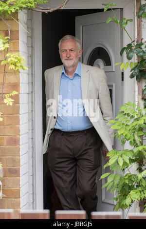 Islington, London, UK. 12. Juni 2017. Jeremy Corbyn, der Führer der Labour Party verlässt seine Heimat im Norden Londoner Stadtteil Islington. Bildnachweis: Peter Manning / Alamy Live News Stockfoto