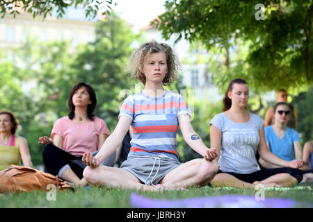 Prag, Tschechische Republik. 11. Juni 2017. Frauen genießen kostenlose Yoga-Kurse organisiert durch Yoga Federation of Europe in der Kampa Park, Prag, Tschechische Republik, 11. Juni 2017. Bildnachweis: Katerina Sulova/CTK Foto/Alamy Live-Nachrichten Stockfoto