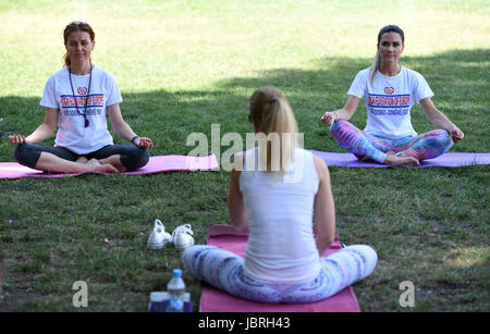 Prag, Tschechische Republik. 11. Juni 2017. Frauen genießen kostenlose Yoga-Kurse organisiert durch Yoga Federation of Europe in der Kampa Park, Prag, Tschechische Republik, 11. Juni 2017. Bildnachweis: Katerina Sulova/CTK Foto/Alamy Live-Nachrichten Stockfoto