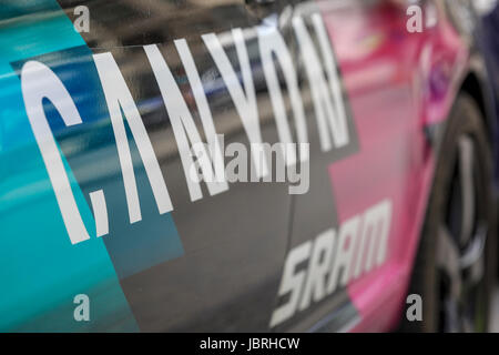 London, UK, 11. Juni 2017. Die letzte Stufe der Ovo Energie Frauen Tour vorgestellten 10 Runden auf einem 6,2 km zentrale London Rennstrecke. Canyon SRAM Team Auto. Bildnachweis: Clive Jones/Alamy Live-Nachrichten Stockfoto