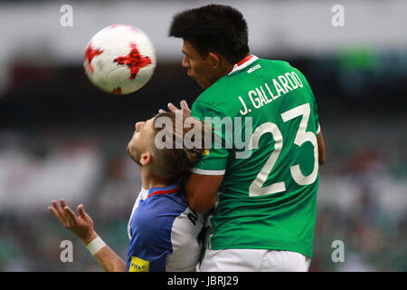 Mexico City, Mexiko. 11. Juni 2017. Mexikos Jesus Gallardo (R) wetteifert um den Ball während einer WM Fußball Qualifikationsspiel gegen USA in Azteca-Stadion in Mexiko-Stadt, Hauptstadt von Mexiko, am 11. Juni 2017. Das Spiel endete mit einem 1: 1-Unentschieden. Bildnachweis: Str/Xinhua/Alamy Live-Nachrichten Stockfoto