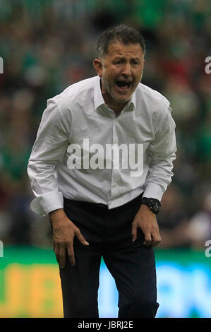 Mexico City, Mexiko. 11. Juni 2017. Mexikos Head Trainer Juan Carlos Osorio reagiert während einer WM Fußball Qualifikationsspiel gegen USA in Azteca-Stadion in Mexiko-Stadt, Hauptstadt von Mexiko, am 11. Juni 2017. Das Spiel endete mit einem 1: 1-Unentschieden. Bildnachweis: Str/Xinhua/Alamy Live-Nachrichten Stockfoto