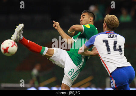 Mexico City, Mexiko. 11. Juni 2017. Mexikos Marco Fabian (L) wetteifert um den Ball während einer WM Fußball Qualifikationsspiel gegen USA in Azteca-Stadion in Mexiko-Stadt, Hauptstadt von Mexiko, am 11. Juni 2017. Das Spiel endete mit einem 1: 1-Unentschieden. Bildnachweis: Str/Xinhua/Alamy Live-Nachrichten Stockfoto