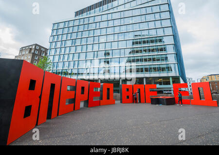 London, UK. 12. Juni 2017. Вперед - nach vorne durch Erik Bulatov, installiert auf der Terrasse außerhalb der Tate Modern Gallery anlässlich die Hundertjahrfeier der Oktoberrevolution 1917 in Russland. Die Arbeit besteht aus dem Wort "vorwärts" buchstabiert heraus viermal in kyrillischen Buchstaben, jeweils stehend zehn Fuß hoch und arrangiert in einem großen Kreis. Es bleibt auf dem Display durch den Sommer. London, 12. Juni 2017. Bildnachweis: Guy Bell/Alamy Live-Nachrichten Stockfoto