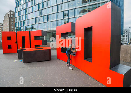 London, UK. 12. Juni 2017. Вперед - nach vorne durch Erik Bulatov, installiert auf der Terrasse außerhalb der Tate Modern Gallery anlässlich die Hundertjahrfeier der Oktoberrevolution 1917 in Russland. Die Arbeit besteht aus dem Wort "vorwärts" buchstabiert heraus viermal in kyrillischen Buchstaben, jeweils stehend zehn Fuß hoch und arrangiert in einem großen Kreis. Es bleibt auf dem Display durch den Sommer. London, 12. Juni 2017. Bildnachweis: Guy Bell/Alamy Live-Nachrichten Stockfoto