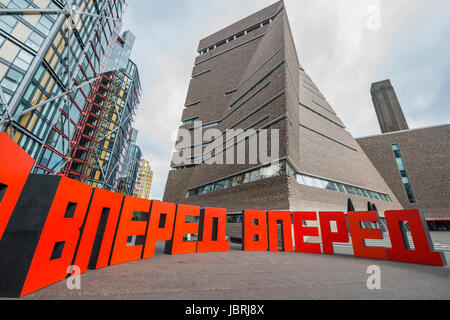 London, UK. 12. Juni 2017. Вперед - nach vorne durch Erik Bulatov, installiert auf der Terrasse außerhalb der Tate Modern Gallery anlässlich die Hundertjahrfeier der Oktoberrevolution 1917 in Russland. Die Arbeit besteht aus dem Wort "vorwärts" buchstabiert heraus viermal in kyrillischen Buchstaben, jeweils stehend zehn Fuß hoch und arrangiert in einem großen Kreis. Es bleibt auf dem Display durch den Sommer. London, 12. Juni 2017. Bildnachweis: Guy Bell/Alamy Live-Nachrichten Stockfoto