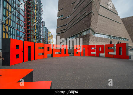 London, UK. 12. Juni 2017. Вперед - nach vorne durch Erik Bulatov, installiert auf der Terrasse außerhalb der Tate Modern Gallery anlässlich die Hundertjahrfeier der Oktoberrevolution 1917 in Russland. Die Arbeit besteht aus dem Wort "vorwärts" buchstabiert heraus viermal in kyrillischen Buchstaben, jeweils stehend zehn Fuß hoch und arrangiert in einem großen Kreis. Es bleibt auf dem Display durch den Sommer. London, 12. Juni 2017. Bildnachweis: Guy Bell/Alamy Live-Nachrichten Stockfoto