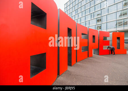 London, UK. 12. Juni 2017. Вперед - nach vorne durch Erik Bulatov, installiert auf der Terrasse außerhalb der Tate Modern Gallery anlässlich die Hundertjahrfeier der Oktoberrevolution 1917 in Russland. Die Arbeit besteht aus dem Wort "vorwärts" buchstabiert heraus viermal in kyrillischen Buchstaben, jeweils stehend zehn Fuß hoch und arrangiert in einem großen Kreis. Es bleibt auf dem Display durch den Sommer. London, 12. Juni 2017. Bildnachweis: Guy Bell/Alamy Live-Nachrichten Stockfoto