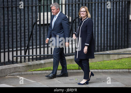 London, UK. 12. Juni 2017. Brandon Lewis MDB, Staatsminister und Amber Rudd MP, Secretary Of State for the Home Department kommen in 10 Downing Street für die erste Sitzung des neu gebildeten Kabinett von Theresa May Minderheit konservativen Regierung. Bildnachweis: Mark Kerrison/Alamy Live-Nachrichten Stockfoto