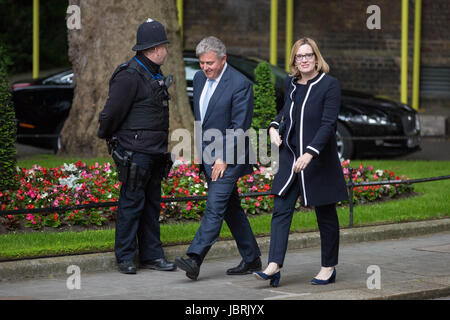 London, UK. 12. Juni 2017. Brandon Lewis MDB, Staatsminister und Amber Rudd MP, Secretary Of State for the Home Department kommen in 10 Downing Street für die erste Sitzung des neu gebildeten Kabinett von Theresa May Minderheit konservativen Regierung. Bildnachweis: Mark Kerrison/Alamy Live-Nachrichten Stockfoto