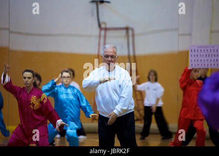 (170612)--LAVAGNA, 12. Juni 2017 (Xinhua)--Luca Ghinolfi (C) gibt eine Lektion an seine Schüler am "Zentrum für das Studium der orientalischen Kulturen" Gymnasium in Lavagna, Italien, 8. Mai 2017.  Ghinolfi, ein pensionierter Bankdirektor im Alter von 75 Jahren nun schon immer leidenschaftlich Sport.  Nachdem ich eine Präsentation der chinesischen Kampfkünste in Genua und treffen Yang Li, Gastwissenschaftler aus Beijing Sports University im Jahr 1984, er war fasziniert von chinesische kriegerische Künste und hatte es seit Jahrzehnten praktizieren gehalten.  Nach Ghinolfi er in der Regel früh um 05:30 in der früh aufsteht, dann beginnt seine dai Stockfoto