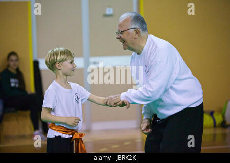 (170612)--LAVAGNA, 12. Juni 2017 (Xinhua)--Luca Ghinolfi (R) trainiert seine Schüler in der Klasse in das "Zentrum für das Studium der orientalischen Kulturen" Gymnasium in Lavagna, Italien, 8. Mai 2017.  Ghinolfi, ein pensionierter Bankdirektor im Alter von 75 Jahren nun schon immer leidenschaftlich Sport.  Nachdem ich eine Präsentation der chinesischen Kampfkünste in Genua und treffen Yang Li, Gastwissenschaftler aus Beijing Sports University im Jahr 1984, er war fasziniert von chinesische kriegerische Künste und hatte es seit Jahrzehnten praktizieren gehalten.  Nach Ghinolfi er in der Regel früh um 05:30 in der früh aufsteht, dann beginnt seine tägliche Stockfoto