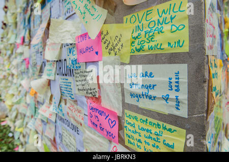 London, UK. 12. Juni 2017. Blumen und Nachrichten der Erinnerung sind ständig auf der London Bridge-Website des Angriffs letzte Woche hinzugefügt. London, 12. Juni 2017 Credit: Guy Bell/Alamy Live-Nachrichten Stockfoto