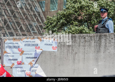 London, UK. 12. Juni 2017. Blumen und Nachrichten der Erinnerung sind ständig auf der London Bridge-Website des Angriffs letzte Woche hinzugefügt. London, 12. Juni 2017 Credit: Guy Bell/Alamy Live-Nachrichten Stockfoto