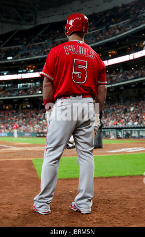 Houston, TX, USA. 11. Juni 2017. Los Angeles Angels Designated Hitter Albert Pujols (5) an Deck während der MLB-Spiel zwischen den Los Angeles Angels und die Houston Astros im Minute Maid Park in Houston, Texas. John Glaser/CSM/Alamy Live-Nachrichten Stockfoto