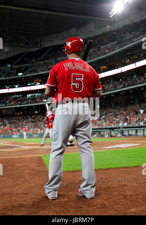 Houston, TX, USA. 11. Juni 2017. Los Angeles Angels Designated Hitter Albert Pujols (5) an Deck während der MLB-Spiel zwischen den Los Angeles Angels und die Houston Astros im Minute Maid Park in Houston, Texas. John Glaser/CSM/Alamy Live-Nachrichten Stockfoto