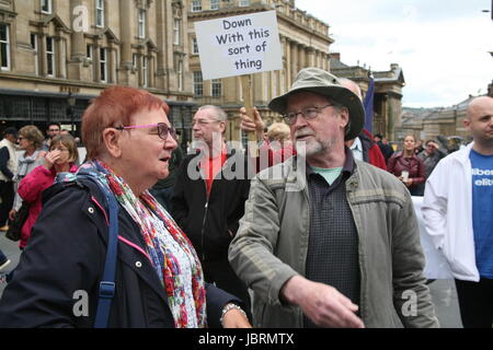 Newcastle, UK. 12. Juni 2017. Demonstranten versammeln sich in Newcastle auf Nachfrage Premierminister Theresa May entfernt ein Bündnis mit der demokratische Unionist Party (DUP) oder step-down. Demonstranten sagen die DUP-Partei, die Konservativen, die Energie zu halten helfen soll ist "homophobe und sexistische" und löst Ängste für den nördlichen irischen Friedensprozess. Newcastle Upon Tyne, Greys Monument, UK Credit: David Whinham/Alamy Live-Nachrichten Stockfoto