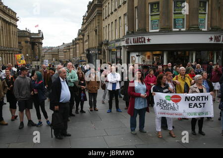 Newcastle, UK. 12. Juni 2017. Demonstranten versammeln sich in Newcastle auf Nachfrage Premierminister Theresa May entfernt ein Bündnis mit der demokratische Unionist Party (DUP) oder step-down. Demonstranten sagen die DUP-Partei, die Konservativen, die Energie zu halten helfen soll ist "homophobe und sexistische" und löst Ängste für den nördlichen irischen Friedensprozess. Newcastle Upon Tyne, Greys Monument, UK Credit: David Whinham/Alamy Live-Nachrichten Stockfoto