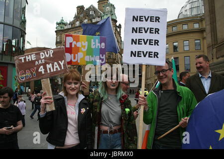 Newcastle, UK. 12. Juni 2017. Demonstranten versammeln sich in Newcastle auf Nachfrage Premierminister Theresa May entfernt ein Bündnis mit der demokratische Unionist Party (DUP) oder step-down. Demonstranten sagen die DUP-Partei, die Konservativen, die Energie zu halten helfen soll ist "homophobe und sexistische" und löst Ängste für den nördlichen irischen Friedensprozess. Newcastle Upon Tyne, Greys Monument, UK Credit: David Whinham/Alamy Live-Nachrichten Stockfoto