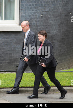 Downing Street, London, UK. 12. Juni 2017. Minister der Regierung kommen für die ersten politischen Kabinettssitzung der neuen hing Parlament konservative Regierung von PM Theresa May seit den Parlamentswahlen in der Downing Street. Bildnachweis: Malcolm Park/Alamy Live-Nachrichten. Stockfoto