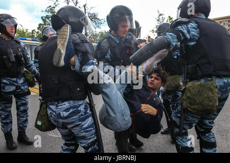 Moskau, Russland. 12. Juni 2017. Polizisten verhaften einen Teilnehmer an einer russischen oppositionellen Aktivisten Alexei Navalny nicht autorisierte Anti-Korruptions-Rallye auf Twerskaja-Straße. Bildnachweis: Victor Vytolskiy/Alamy Live-Nachrichten Stockfoto