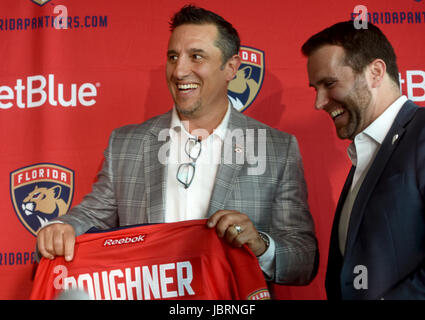 Sunrise, FL, USA. 12. Juni 2017. FL-SP-Panthers-boughner-Coach-0612-3-NG: Florida Panthers neue Trainer Bob Boughner teilt einen lachen mit Panthers President & CEO Matthew Caldwell als am Montag Nachmittag bei BB & T Center. TAIMY ALVAREZ/SUN-SENTINEL-Credit: Sun-Sentinel/ZUMA Draht/Alamy Live-Nachrichten Stockfoto