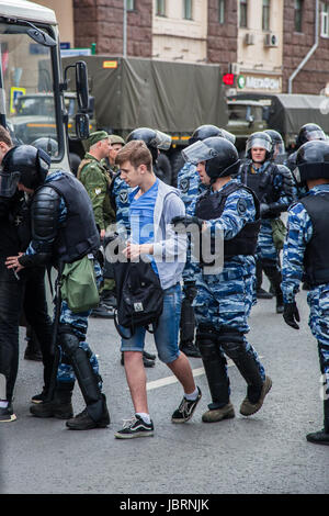 Moskau, Russland. 12. Juni 2017. Twerskaja-Straße Protest organisiert von Alexei Navalny gegen Korruption in der Regierung. Schwer gepanzerte Polizeikräfte Verhaftung junger Menschen. Bildnachweis: Perov Stanislav/Alamy Live-Nachrichten Stockfoto