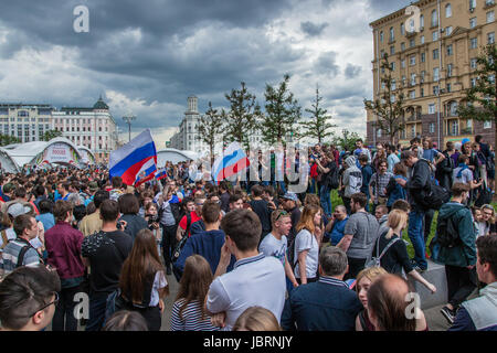 Moskau, Russland. 12. Juni 2017. Twerskaja-Straße Protest organisiert von Alexei Navalny gegen Korruption in der Regierung. Masse der Menschen stehen auf der Straße und weigern sich, weggehen. Bildnachweis: Perov Stanislav/Alamy Live-Nachrichten Stockfoto