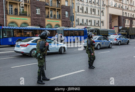 Moskau, Russland. 12. Juni 2017. Twerskaja-Straße Protest organisiert von Alexei Navalny gegen Korruption in der Regierung. Schwer gepanzerte Polizeikräfte halten und verbieten jede Aktion des Menschen. Bildnachweis: Perov Stanislav/Alamy Live-Nachrichten Stockfoto