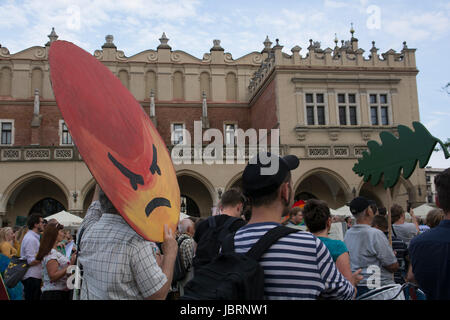 Krakau, Polen. 12. Juni 2017. Protestieren Sie gegen die groß angelegte Protokollierung in Białowieża Wald, ein Unesco-Weltnaturerbe in Krakau / Polen am 12. Juni 2017.The Minister für Umwelt Jan Szyszko glaubt, dass Bäume zu verhindern die Ausbreitung der Europäischen Buchdrucker hilft, während Wissenschaftler, Umweltschützer und Stöcke erniedrigende Lebensraum für viele Tierarten und ihres nationalen Erbes zu verlieren fürchten. Bildnachweis: Iwona Fijoł/Alamy Live-Nachrichten Stockfoto