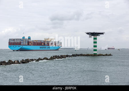 Rotterdam, Niederlande. 12. Juni 2017. Die Mega-Containerschiff Maersk Madrid fährt auf der Nieuwe Waterweg im Hafen von Rotterdam seine Jungfernfahrt Anruf tätigen. Bildnachweis: Corine van Kapel/Alamy Live News Stockfoto