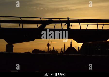 London, UK. 12. Juni 2017. Menschen sind den Sonnenuntergang hinter der Millennium Bridge in London, UK Silhouette. Der BT Tower ist sichtbar in der Skyline hinaus. Bildnachweis: Patricia Phillips/Alamy live-Nachrichten Stockfoto