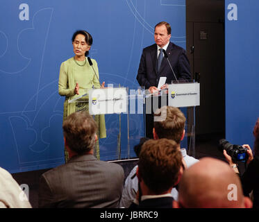 Stockholm, Schweden. 12. Juni 2017. Swedish Prime Minister Stefan Lofven (R) und Besuch Myanmar Staat Ratgeber Aung San Suu Kyi besuchen eine Pressekonferenz im Rosenbad Regierungsbüro in Stockholm, die Hauptstadt von Schweden, am 12. Juni 2017. Der schwedische Ministerpräsident Stefan Lofven und Myanmar Staat Ratgeber Aung San Suu Kyi trafen sich hier am Montag, die bilateralen Beziehungen zwischen Schweden und Myanmar zu diskutieren. Bildnachweis: Rob Schoenbaum/Xinhua/Alamy Live-Nachrichten Stockfoto