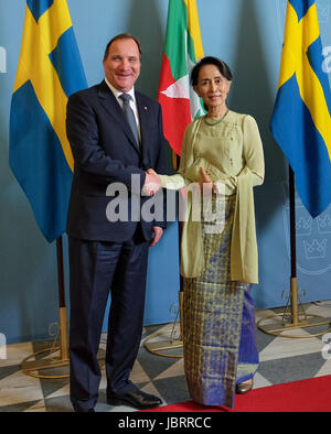 Stockholm, Schweden. 12. Juni 2017. Schwedischer Ministerpräsident Stefan Lofven (L) schüttelt die Hand mit dem Besuch der Myanmar Staat Ratgeber Aung San Suu Kyi bei ihrem Treffen im Rosenbad Regierungsbüro in Stockholm, die Hauptstadt von Schweden, am 12. Juni 2017. Der schwedische Ministerpräsident Stefan Lofven und Myanmar Staat Ratgeber Aung San Suu Kyi trafen sich hier am Montag, die bilateralen Beziehungen zwischen Schweden und Myanmar zu diskutieren. Bildnachweis: Rob Schoenbaum/Xinhua/Alamy Live-Nachrichten Stockfoto