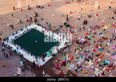 NEU-DELHI, INDIEN. Juni 8, Blick 2017:Top auf die Jama Masjid-Hof gesehen eines der Minarette. Menschen kommen, um ihre Tage langen schnellen. Stockfoto