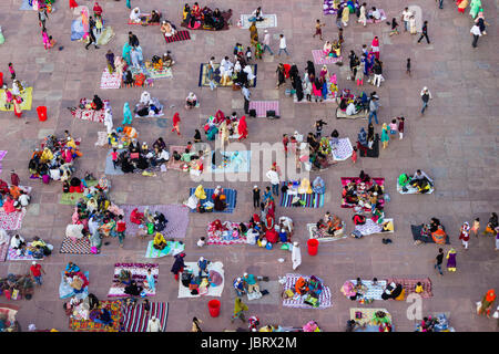 NEU-DELHI, INDIEN. Juni 8, 2017:Top Blick auf die Jama Masjid-Innenhof als eines der Minarets.People gesehen kommen in großer Zahl, ihr Fasten zu beenden Stockfoto